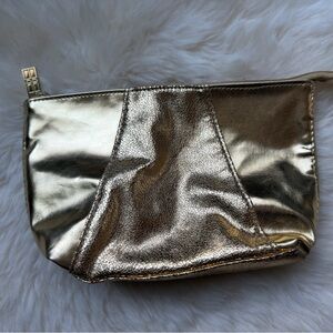 🤑FREE in any BUNDLE
NWOT Gold Makeup Bag